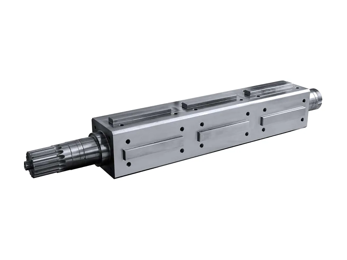 Crusher roll main shafts: Square-section shaft with milled flats and turned journals