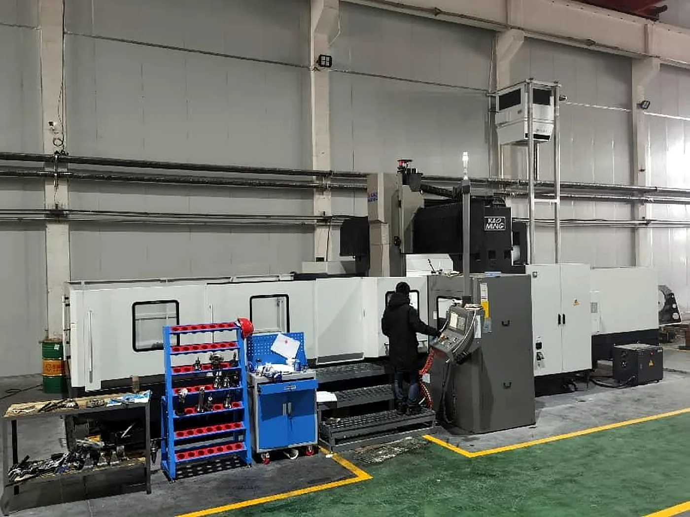 Large horizontal boring and milling center with 50-tonne table
