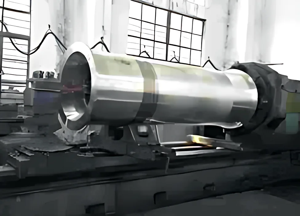 Heavy horizontal lathe, Roll and shaft turning