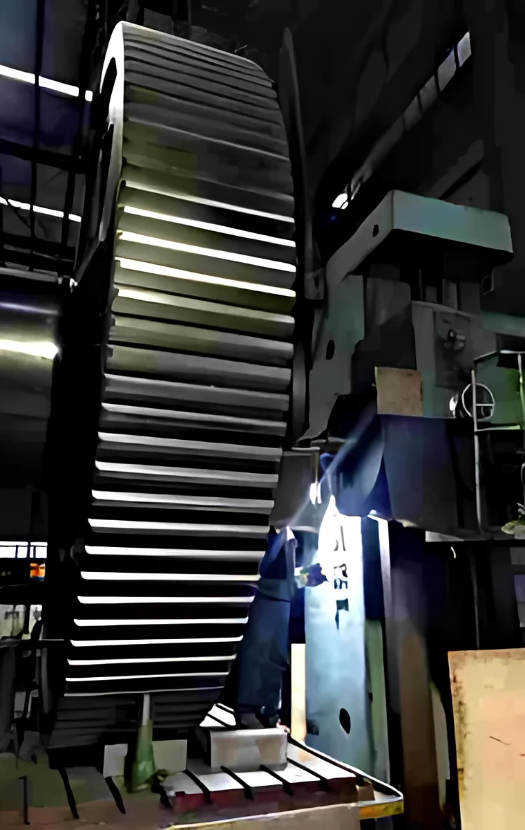 Mill drive gears: Large mill drive gear on the hobbing machine