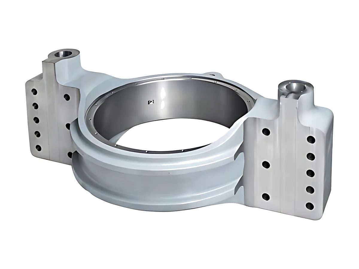 Main bearing housings: Large bearing housing for main-shaft support